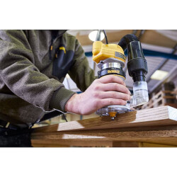 Dewalt D26200 900W 8mm Professional Plunge Router - 2